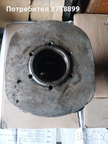 различни части останали от двигател иже възход татран.