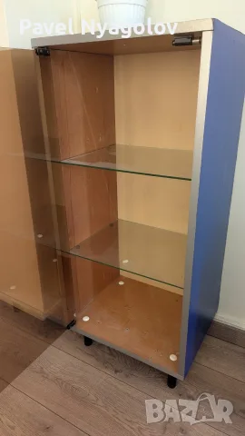 Продавам син шкаф със стъклена врата, снимка 2 - Шкафове - 55466707