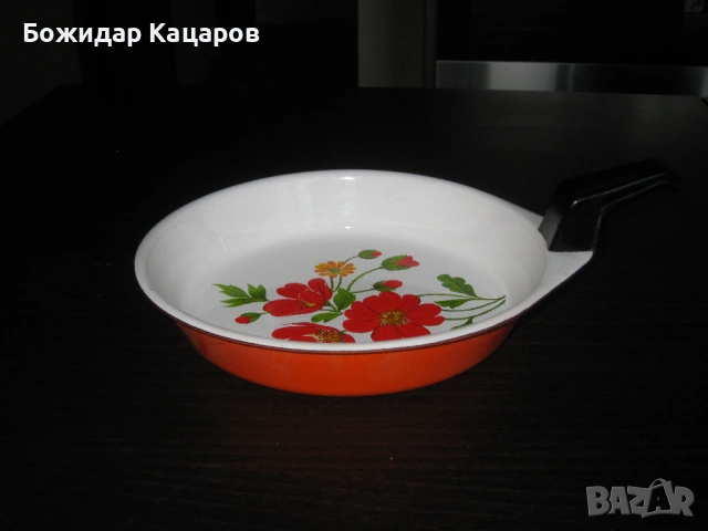 Не ползван, емайлиран омлетен тиган.Произведен в Н.Р.Б. Цена - 15 евро. Пращам по куриер.