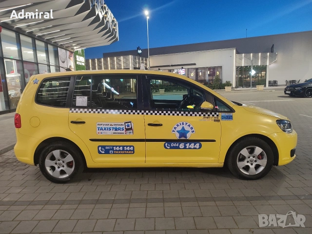 Volkswagen Touran 1.6 TDI 105 DSG/Кожен салон/Автопилот/Мултиволан/Печка, снимка 2 - Автомобили и джипове - 52946664