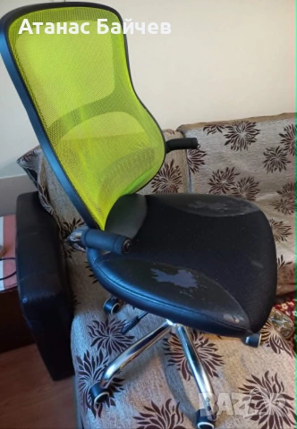 Въртящ се офис /стол за бюро  = 8 € .