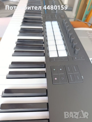 Novation Launchkey 61 MK4 в отлично състояние, снимка 2 - Пиана - 54925442