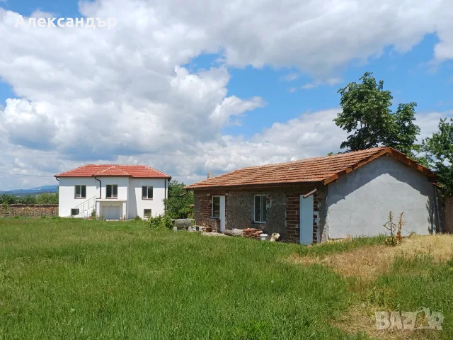 Двуетажна обновена къща с двор и допълнителна постройка в с.Цар Асен от собственик, снимка 2 - Къщи - 55373867