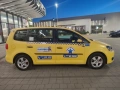 Volkswagen Touran 1.6 TDI 105 DSG/Кожен салон/Автопилот/Мултиволан/Печка, снимка 2