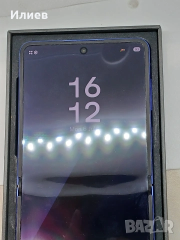 Samsung Galaxy Z Flip 7 (512GB) – Син. С лека козметична забележка в ъгъла, снимка 2 - Samsung - 55176280