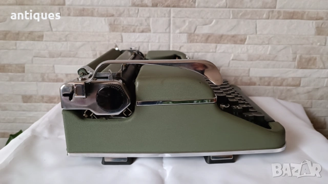 Стара пишеща машина Olympia SM2 - Made in Germany - 1950" година, снимка 4 - Антикварни и старинни предмети - 54629059