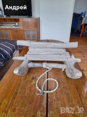 Старинна дървена шейна