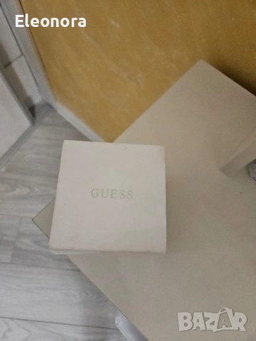 Дамски часовник Guess, снимка 9 - Луксозни - 54379146