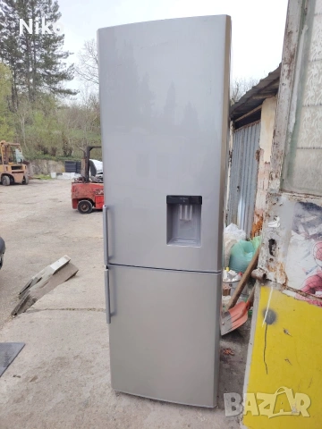 Хладилник с диспенсер 