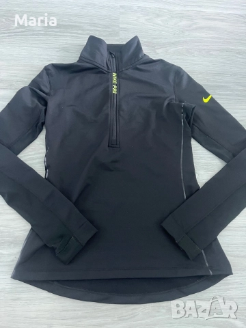 Това е оригинално дамско горнище Nike Pro Hyperwarm.