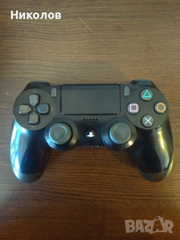Продавам оригинален джойстик за Playstation 4 (PS4)