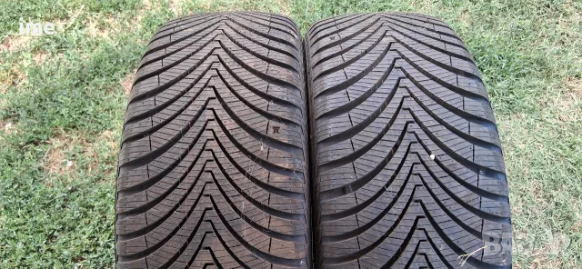 2бр всесезонни гуми 215/45R17. Kumho Solus. DOT 1025. 8 мм дълбочина на шарката. Като нови....