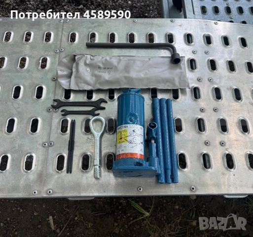 ЧИСТО НОВ Oригинален авариен комплект - КРИК,КЛЮЧ ЗА ГУМИ,КУКА за Mercedes Sprinter,Vw Crafter