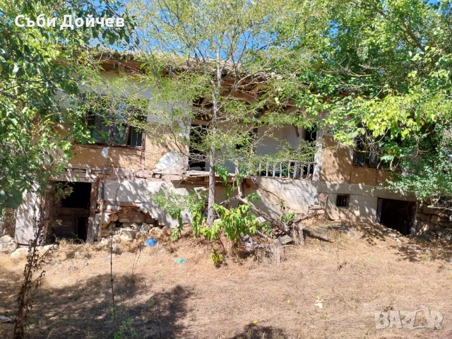 Къща с дворно място