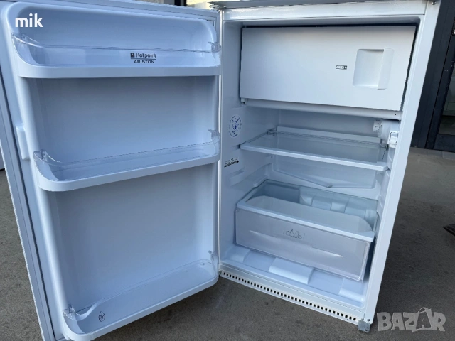 Малък хладилник с камера HotPoint Ariston