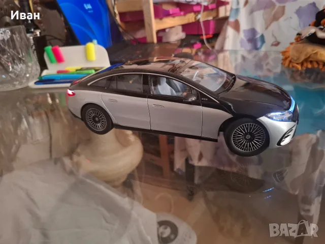 Продавам колекционерски модел Mercedes EQS 1:18, снимка 4 - Колекции - 55540707