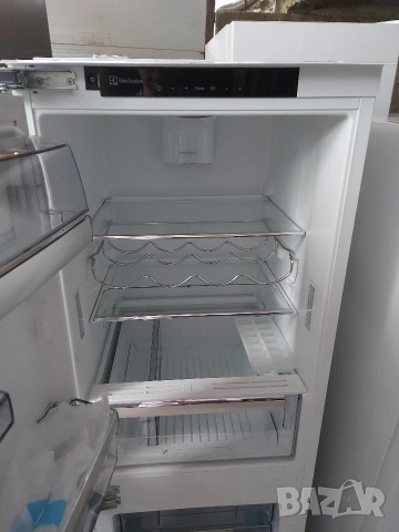 Хладилник с фризер Electrolux за вграждане , снимка 2 - Хладилници - 55165535