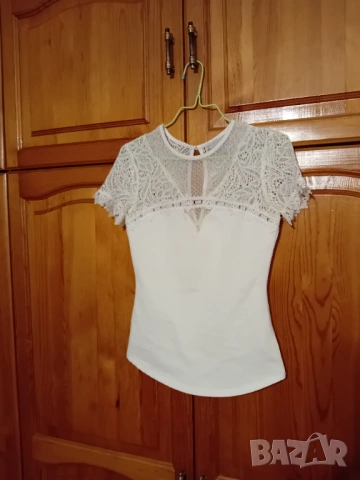 Елегантна бяла блуза с дантела от H&M