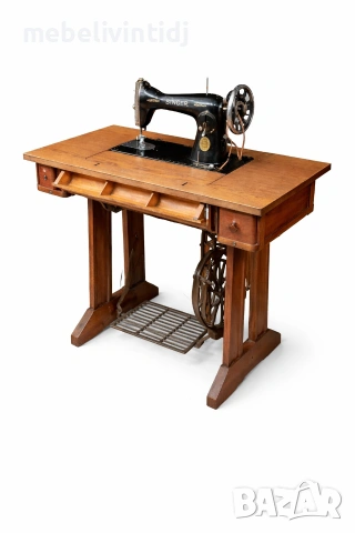 Винтидж шевна машина Singer с дървена маса и крачен механизъм