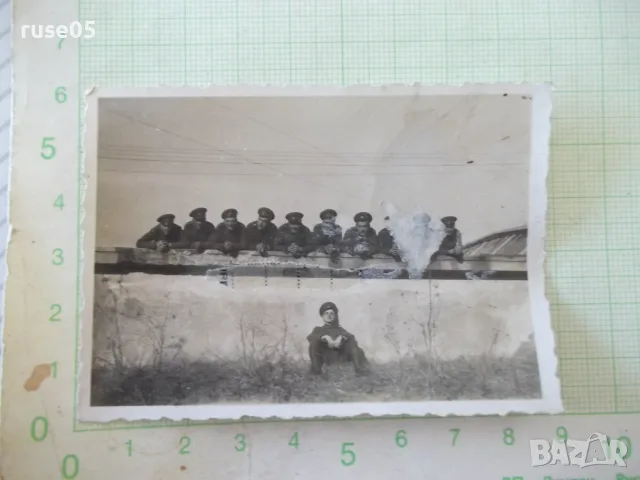 Снимка на военни върху стена стара