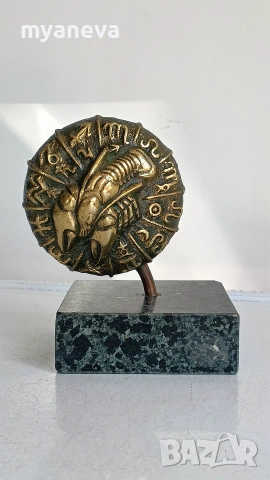 Зодия РАК, авторска скулптура, масивен бронз върху мрамор. 