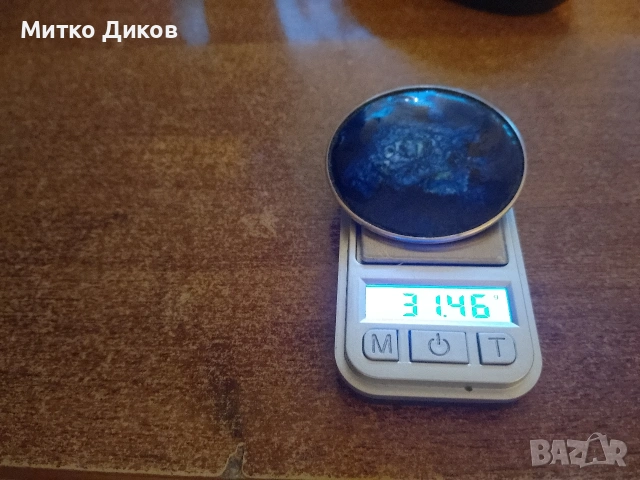 Сребърна брошка емайлирана син емайл с рисунка фи 47 мм и тегло 31.4 грама