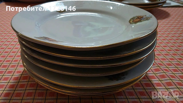 Порцеланови чинии със златен кант Ромео и Жулиета на Дянко Стефанов Разград , снимка 2 - Чинии - 54045005