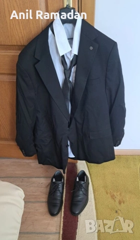 Продавам Официален Костюм Комплект