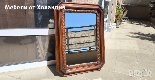 Огледало с дърворезбована рамка