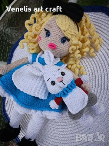 Алиса в Страната на чудесата / плетена кукла , снимка 3 - Други ценни предмети - 54061943