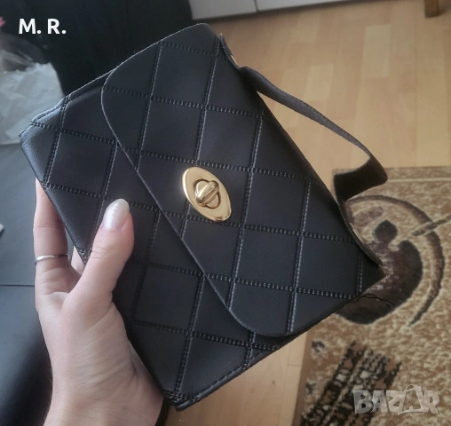 Нова малка черна чантичка 