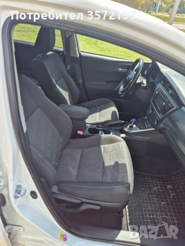 Toyota Auris Hybrid, снимка 11 - Автомобили и джипове - 54368966