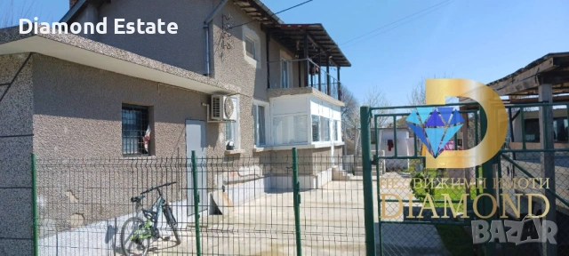 Две къщи в един двор в село Еленино, обл. Стара Загора