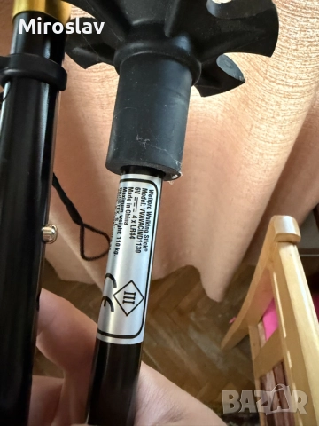 Сгъваем телескопичен бастун Wellpro Walking Stick с LED фенерче и широка основа Туристическа щека, снимка 2 - Бастуни - 55390217