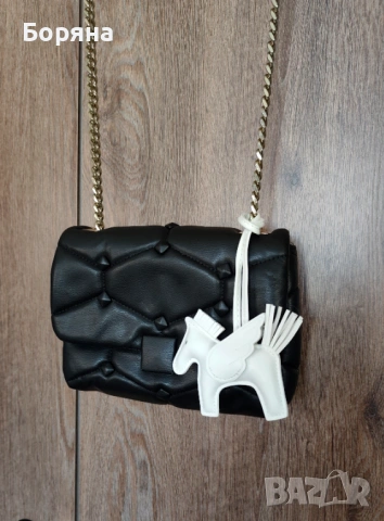 Zara мала кожена черна чанта с висулка кон, снимка 4 - Чанти - 52238234