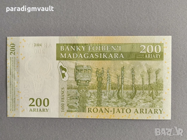 Банкнота - Мадагаскар - 200 ариари UNC | 2004г., снимка 2 - Нумизматика и бонистика - 54803241