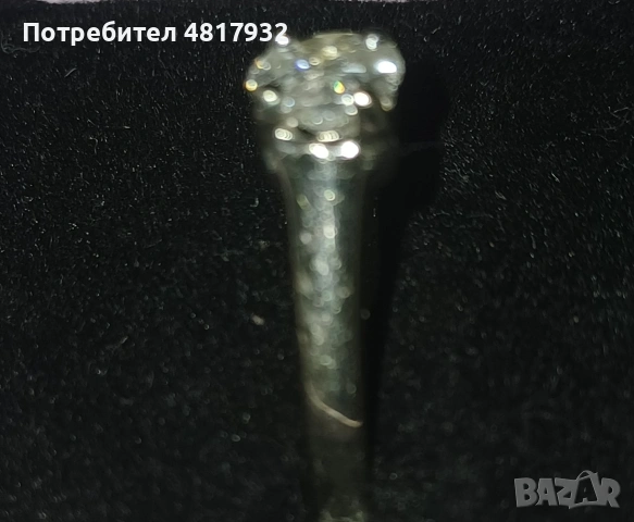 Златен пръстен с диаманти.