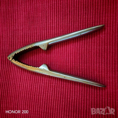 Стара месингова орехотрошачка. 