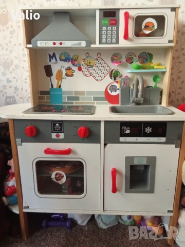 Продавам детска кухня с пособия за готвене 