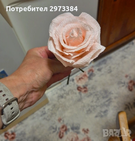 Красива роза, изработена от креп хартия