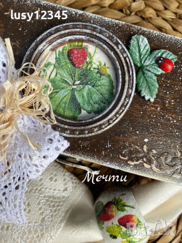 Дървена кутия с 6 пръстена за салфетки с горски ягоди. 🍓🌿🐞🍓🌿, снимка 2 - Прибори за хранене, готвене и сервиране - 54626631