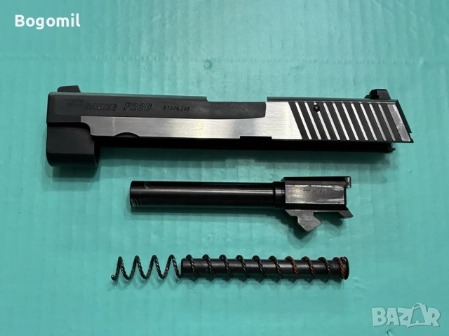Затворен блок, цев и пружина свалени от пистолет Sig Sauer P226