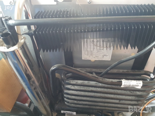 хладилник 12v и 220v газ, снимка 4 - Хладилници - 54587837
