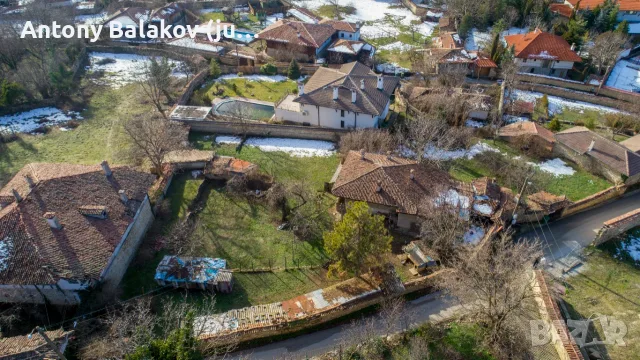 Продавам къща с 2 декара двор