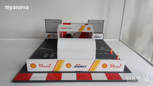 Bburago Ducati Pit-Box  (Shell V-Power) , сглобяема конструкция на бокс с писта за колички и мотор. , снимка 5 - Коли, камиони, мотори, писти - 55252092