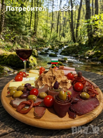 Дървено плато с планински релеф 