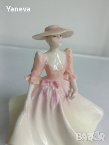 Фигурка на дама от Coalport „May Ball“ – фин костен порцелан от 1990 г., ръчно рисувана, снимка 2 - Статуетки - 54393013