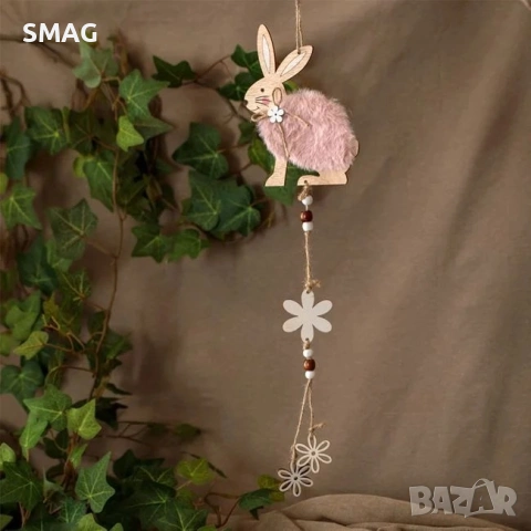Великденска висяща дървена декорация – зайче с розова синтетична козина и цветя, 12x55 см_1233630