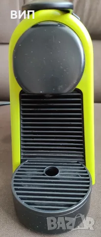 Кафемашина Nespresso и вертикална поставка за капсули