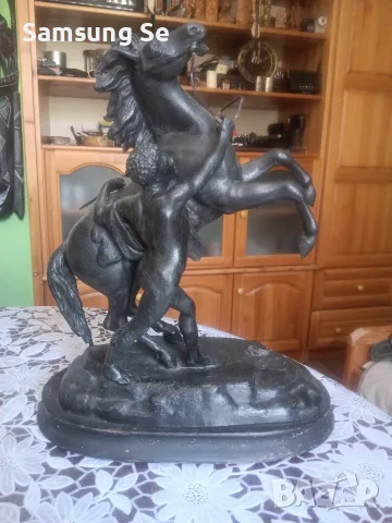 Метална склуптура.